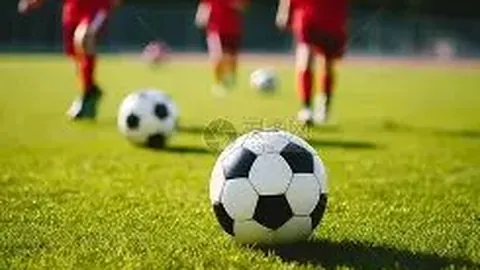 【荣耀瞬间！阿森纳球员埃泽与全场最佳奖杯同框，难忘的胜利之夜永铭心间】